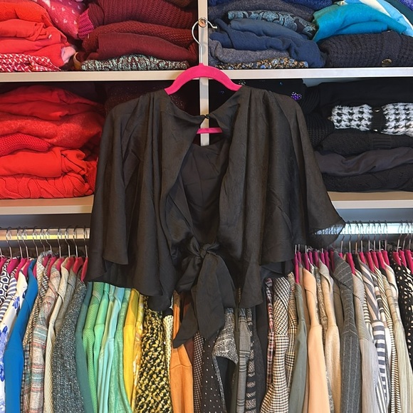 Lulus black cape like open back button closure top size S NWT - Picture 3 of 3